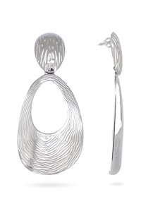 Orecchini in argento con una forma organica, caratterizzati da un taglio ovale. Superficie testurizzata con motivi lineari. Chiusura a monachella per un fissaggio sicuro.