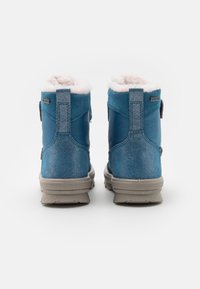 Blå ankelstøvler med en blød faux fur-foring, tekstureret overdel og robuste gummisåler med en let glimmer samt grebshåndtag for nem påtagning.