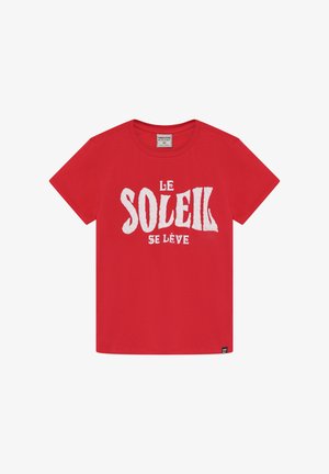 Czerwona bawełniana koszulka z dużym białym nadrukiem z napisem "LE SOLEIL SE LÈVE". Okrągły dekolt i krótkie rękawy, z metką na dole po lewej stronie.