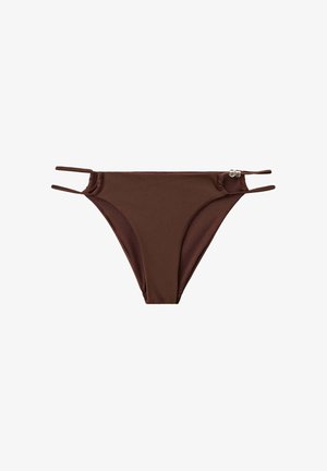 Bas de bikini marron avec doubles bretelles latérales et deux petites perles argentées sur la bretelle droite, posé à plat sur un fond blanc.