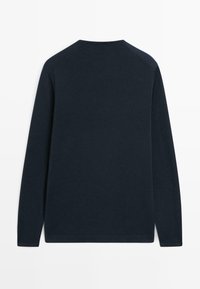 Dunkelmarineblauer Langarm-Pullover mit Rundhalsausschnitt, schlichtes Design, von hinten betrachtet, flach auf einem weißen Hintergrund liegend.