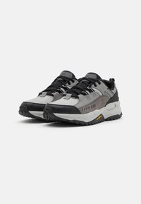 Skechers NIC TRAIL - Tenisice - charcoal/black