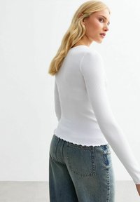 Thumbnail Image 3