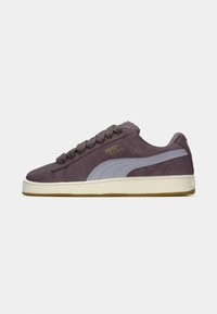 Puma suede tenisice u tamnosivoj boji s svijetlosivim naglascima, sa okruglim vezicama, teksturiranom površinom i kremasto bijelim gumiranim đonom.