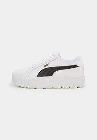 Sneaker bianche in pelle con una striscia laterale nera delicatamente texturizzata, suola piatta bianca e sistema di allacciatura tradizionale. Logo visibile di lato.