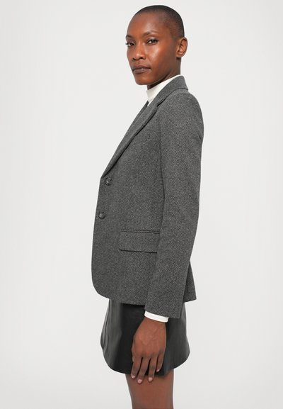 Grijze visgraatblazer met pieklapels en twee knopen, met een getailleerde pasvorm, zijzakken en een gestructureerde stof.