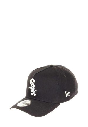 Schwarze Baseballmütze aus Stoff, mit einem weißen gestickten Logo auf der Vorderseite und einem Aufkleber auf dem Schirm. Klassisches, gewölbtes Schirmdesign.
