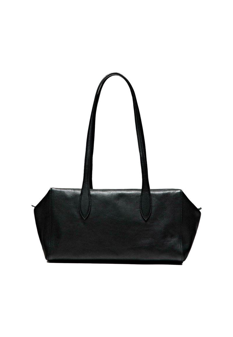 Schwarze Ledertasche mit langen Griffen, rechteckiger Form, glatter Oberfläche und schrägen Seiten, mit minimalistischer Gestaltung und ohne sichtbare Beschläge.