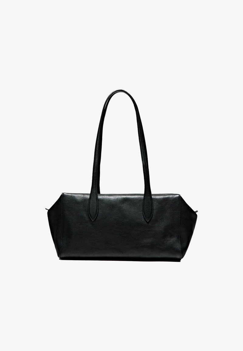 Schwarze Ledertasche mit langen Griffen, rechteckiger Form, glatter Oberfläche und schrägen Seiten, mit minimalistischer Gestaltung und ohne sichtbare Beschläge.