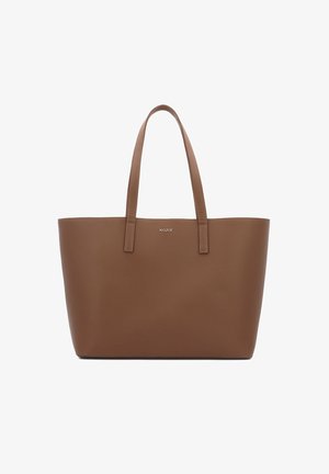 Barna bőr tote táska két függőleges fogantyúval, sima textúrával és egyszerű dizájnnal. Elülső oldalán logóval.