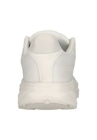 Weiße Sportschuh mit einem glatten Textil-Obermaterial und einem geformten Fersenbereich; versehen mit minimaler Markenkennzeichnung und einer strukturierten Gummisohle.