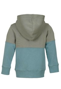 Mikina s kapucí s dvoubarevným designem, horní část je zelená a dolní část je tyrkysová, vyrobená z měkké, strukturované tkaniny.