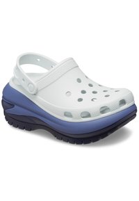 Zueco blanco con agujeros de ventilación, material de goma, correa ajustable en el talón, mediopié morado y suela texturizada para mayor agarre.