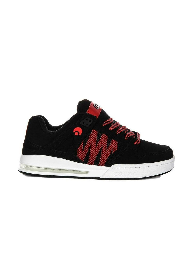 Zapatillas de ante negro con acentos de malla roja, suela de goma y amortiguación de aire visible. Cuenta con cordones negros y un logo rojo en la lengüeta.