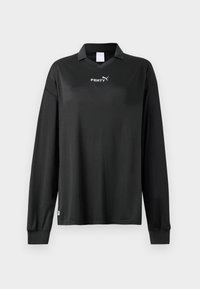 Čierna polo košeľa s dlhým rukávom a golierom, s rebrovanými manžetami a bielym nápisom "FENTY" a logom Puma na hrudi.