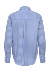 Chemise bleu à manches longues avec des rayures verticales blanches et foncées, des poignets à boutons et un empiècement au dos avec des rayures horizontales.