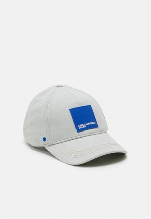 Lichtgrijze denim baseballpet met een blauwe vierkante patch met het label "Karl Lagerfeld Jeans" op het voorpaneel.