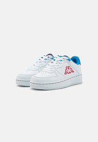 Baskets blanches avec un dessus en cuir lisse, des accents bleus sur le col et les œillets, et un logo rouge sur le côté. Comprend une semelle en caoutchouc texturée.