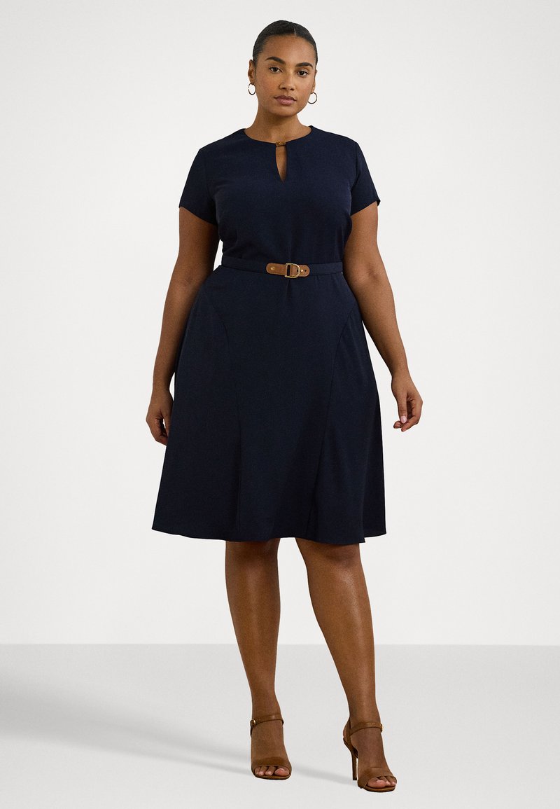 Marineblaues Kleid mit kurzen Ärmeln, Schlitz-Ausschnitt und brauem Gürtel. Verfügt über Falten an der Taille für eine ausgestellte Silhouette.