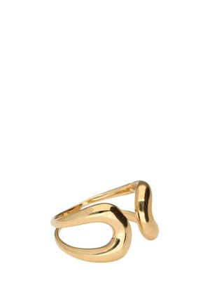 Anillo abierto de tono dorado con un diseño abstracto moderno, que presenta una superficie curva y lisa con acabado brillante.