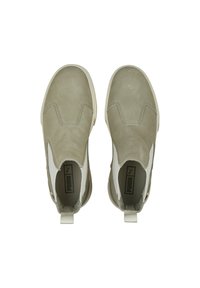 Scarpe slip-on in suede verde con pannelli elastici bianchi ai lati e un'etichetta sul retro; suola piatta in gomma, punta rotonda, design minimalista.