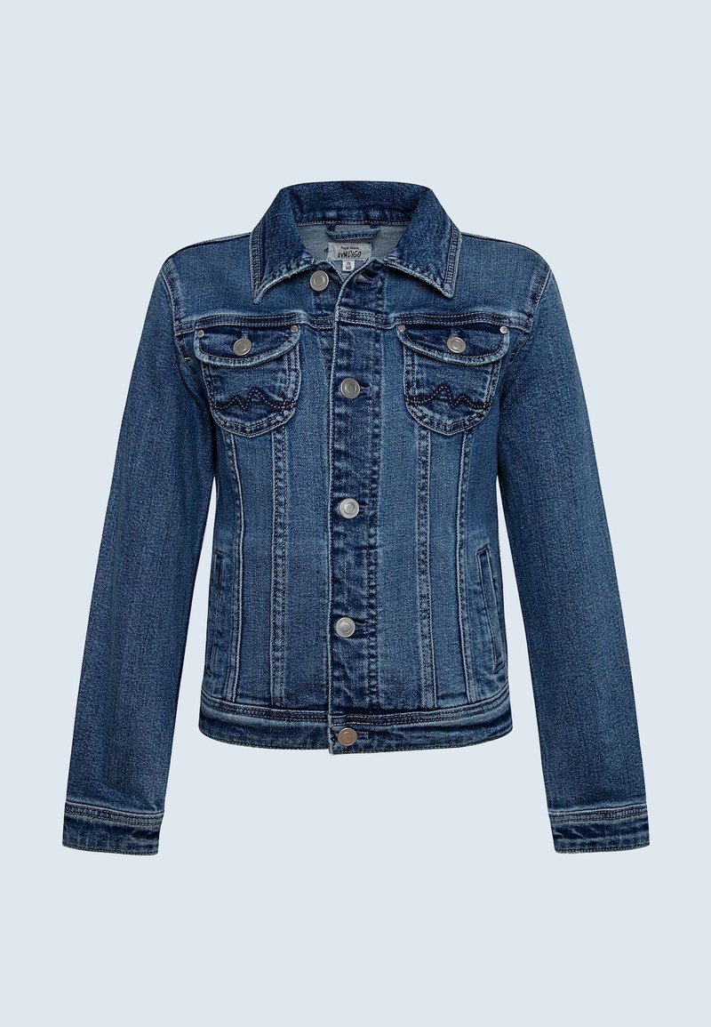 Jeansjacke mit einer dunkelblauen Wäsche, ausgestattet mit zwei Brusttaschen, silbernen Knöpfen und einem klassischen Kragen. Die gewollt abgetragene Optik verstärkt das Design.