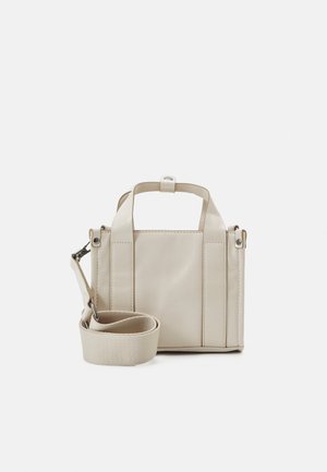 Sac à main synthétique beige avec un design structuré, des poignées supérieures, une bandoulière amovible et une finition texturée subtile.
