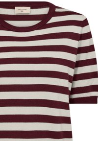 Gestreepte T-shirt trui met korte mouwen in bordeauxrood en crème, met een geribbelde ronde halslijn en een zachte gebreide textuur. Horizontaal gestreept patroon.