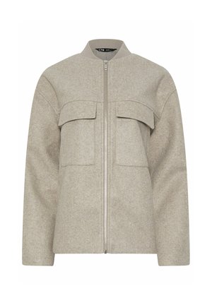 Lysebeige jakke med lynlås og opretstående krave, lange ærmer og to store frontlommer med klapper.