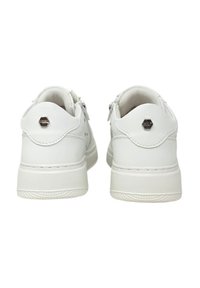 Sneaker bianche in pelle con finitura liscia, collo imbottito, emblema esagonale sul tallone e suola in gomma con motivi.