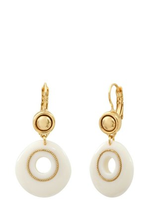 Boucles d'oreilles en or avec des pendentifs circulaires blancs présentant un plus petit anneau en or à l'intérieur d'un design à centre ouvert.