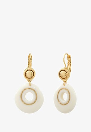 Boucles d'oreilles en or avec des pendentifs circulaires blancs présentant un plus petit anneau en or à l'intérieur d'un design à centre ouvert.