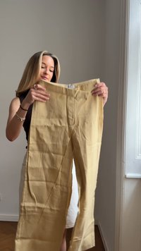 Lichtgele, linnenmix broek vastgehouden, met een gladde textuur, rechte pasvorm en een eenvoudige tailleband met een zichtbaar label.
