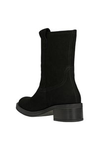 Černé semišové kotníkové boty s kulatou špičkou, výrazným prošitím, vrstveným podpatkem a bočním poutkem pro snadnější obouvání.