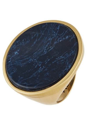Gouden ring met grote ovale donderblauwe gemarmerde steen bovenop, glad gepolijst oppervlak, bekeken onder een hoek.
