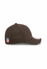 Braune Kappe mit gebogenem Schirm, versehen mit NFL-Logo und Teamemblem. Hergestellt aus glattem Stoff mit Nahtdetails und Netzpaneelen.