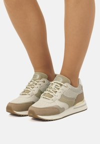Sneaker sportive beige e verde oliva con pannelli in suede e rete, lacci testurizzati e suola ammortizzata. Marchio "MARIA MARE" sulla linguetta.