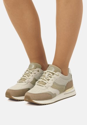 Baskets de sport beiges et vert olive avec des panneaux en daim et en maille, un laçage texturé et une semelle rembourrée. Marquage "MARIA MARE" sur la languette.