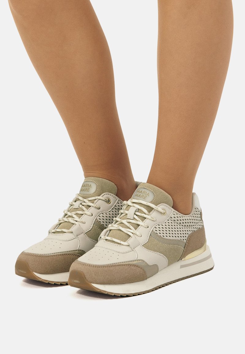 Sneaker sportive beige e verde oliva con pannelli in suede e rete, lacci testurizzati e suola ammortizzata. Marchio "MARIA MARE" sulla linguetta.