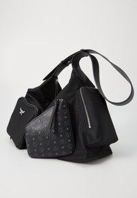 Fekete nylon kézitáska, több rekesszel. A táska textúrált fekete bőr részletekkel, mintás díszítéssel és ezüst hardware-rel rendelkezik.