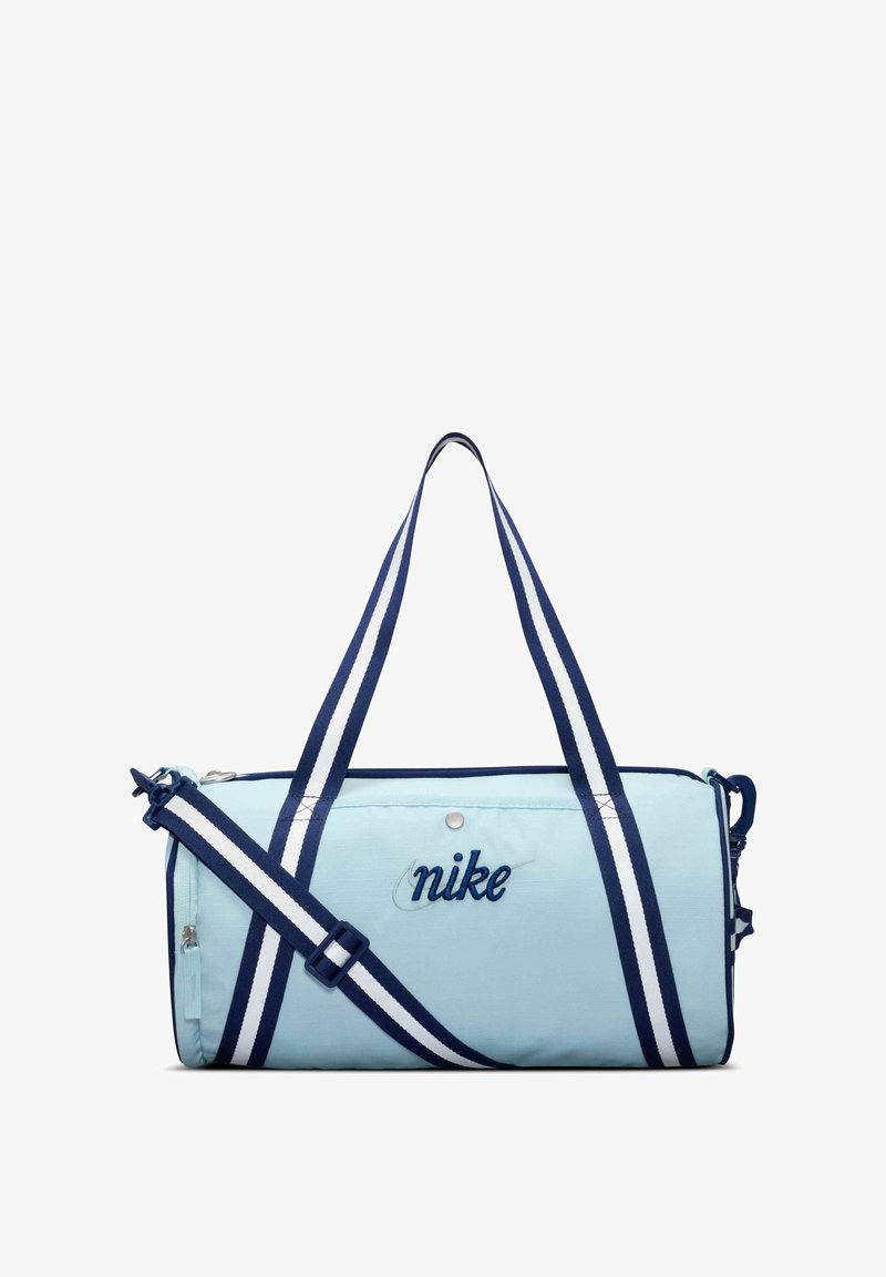 Lichtblauwe sporttas met marineblauwe strepen, voorzien van het Nike-logo in blauwe borduursel en een verstelbare schouderband. Gemaakt van duurzaam stof.