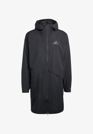 Geacă neagră impermeabilă cu glugă, cu fermoar frontal complet, manșete elastice și design cu croială geometrică. Include un logo reflectorizant.