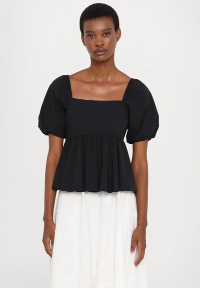 Zwarte peplumtop met een vierkante halslijn en puffmouwen. Gemaakt van een gladde stof, met een geplooide taille voor extra volume.