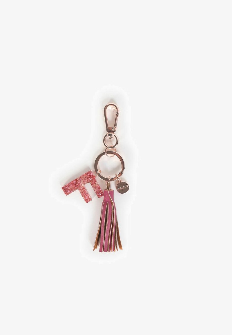 Llavero con una 'T' rosa brillante, un borlón de cuero rosa con acentos dorados y un clip y anillo de metal color oro rosa.