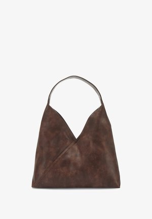 Braune Leder-Hobo-Tasche mit einem einzigartigen V-förmigen Design und einem einzigen Schultergurt, ausgestattet mit einer glatten Textur und einem dezenten Glanz.