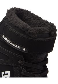 Zwarte sneeuwlaars met een zachte, gestructureerde vachtvoering aan de bovenkant, voorzien van een logostrap en stevige veters voor een veilige sluiting.