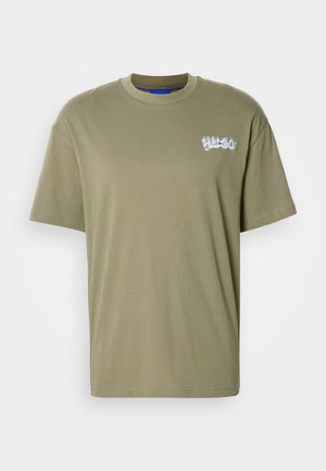 T-shirt vert olive à manches courtes avec un col rond et un petit logo "HUGO" en style graffiti blanc sur la poitrine gauche.