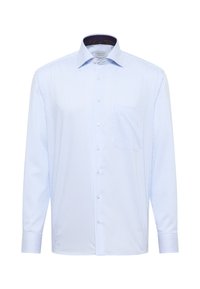 Camicia a righe blu chiaro e bianco con maniche lunghe, chiusura anteriore con bottoni e una tasca sul petto. Presenta un dettaglio a motivo all'interno del colletto.