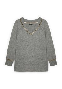 Suéter gris con escote tipo V, detalles en cadena dorada a lo largo del escote y los puños, y un dobladillo y puños acanalados que añaden textura.