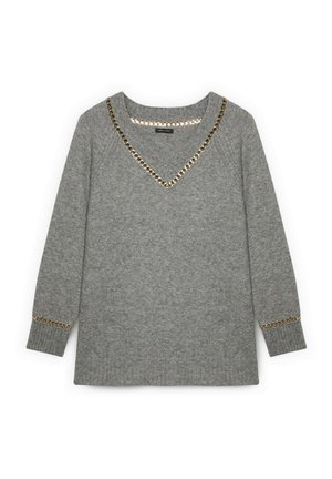 Maglione grigio con scollatura a V, accentato da catene dorate lungo la scollatura e sui polsini, e orlo e polsini a coste per un effetto di texture.
